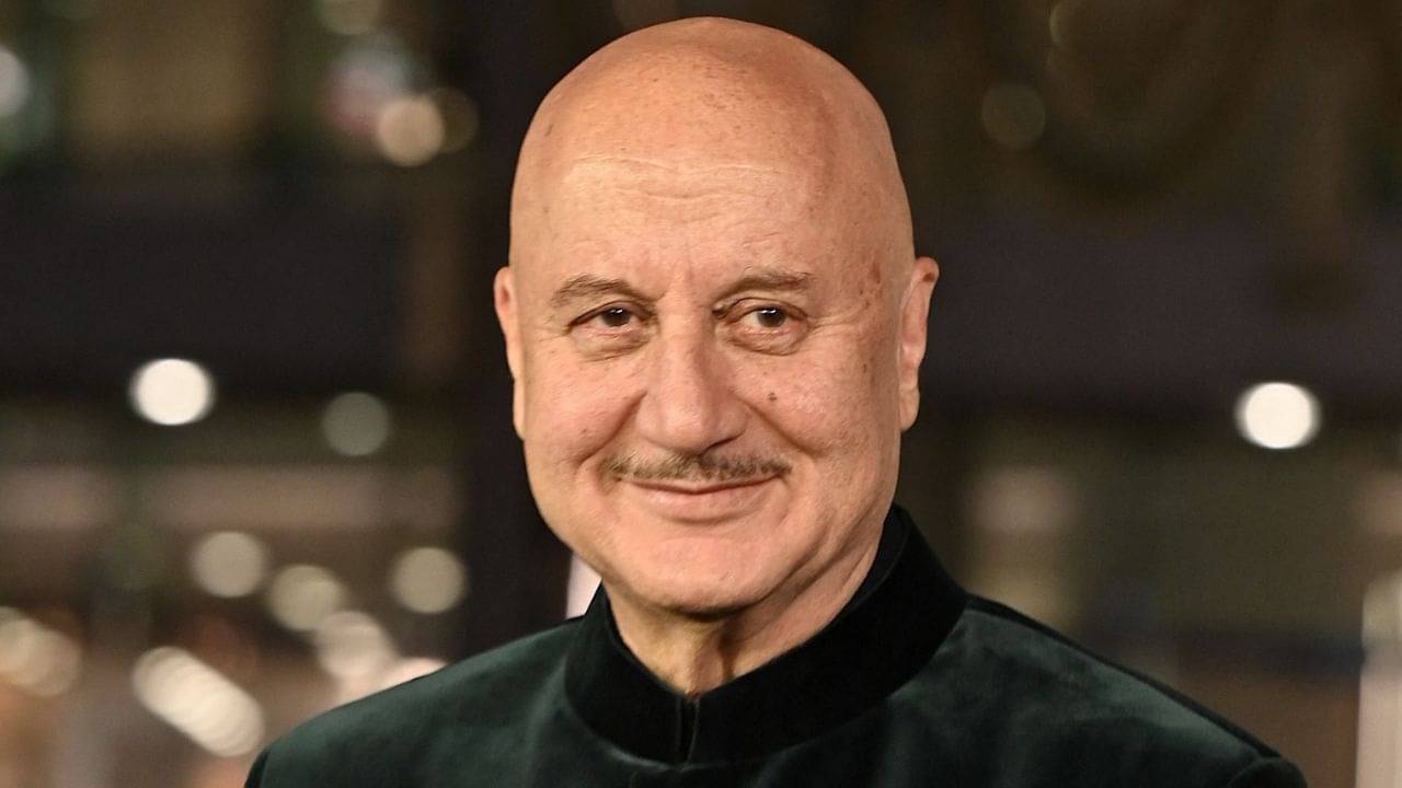 এত এত টাকা! তাও কেন ৪০ বছর ধরে ভাড়া বাড়িতেই থাকেন অনুপম?