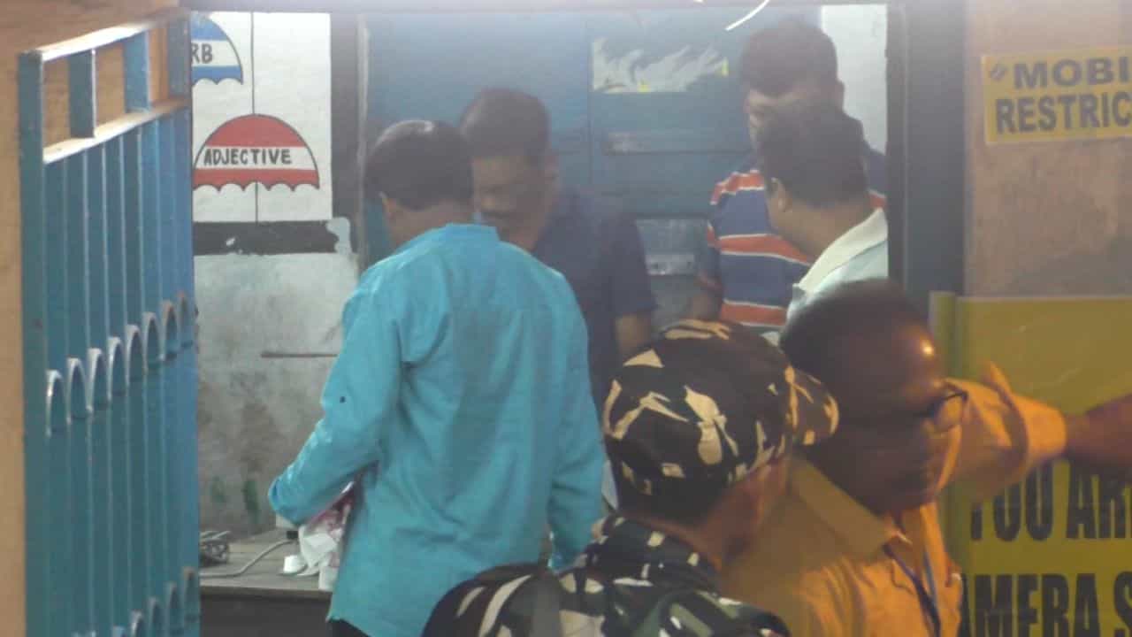 Bhatpara: তৃণমূল নেতাকে গুলি করে 'খুন', উপনির্বাচনের মধ্যেই তপ্ত ভাটপাড়া Bhatpara: তৃণমূল নেতাকে গুলি করে 'খুন', উপনির্বাচনের মধ্যেই তপ্ত ভাটপাড়া