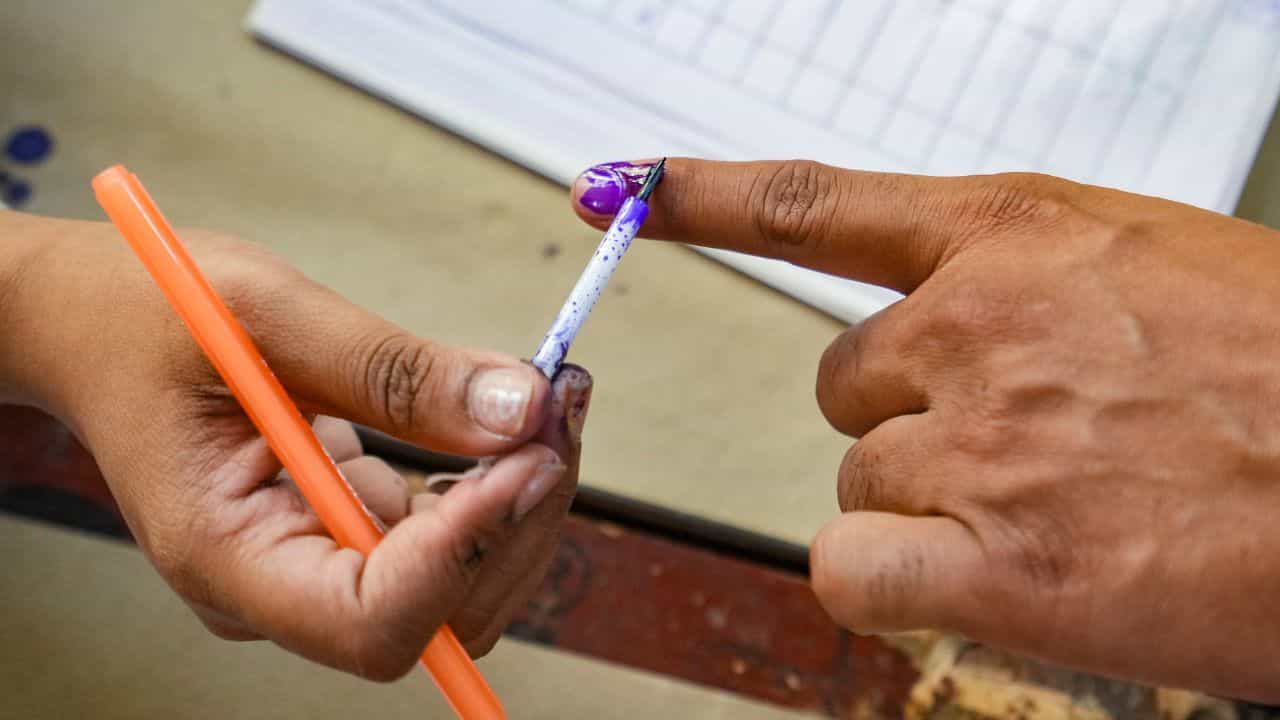 Bypolls: দক্ষিণবঙ্গের ৪ আসনে কারা বাজিমাত করবে? আজ ব্যালটবন্দি প্রার্থীদের ভাগ্য Bypolls: দক্ষিণবঙ্গের ৪ আসনে কারা বাজিমাত করবে? আজ ব্যালটবন্দি প্রার্থীদের ভাগ্য