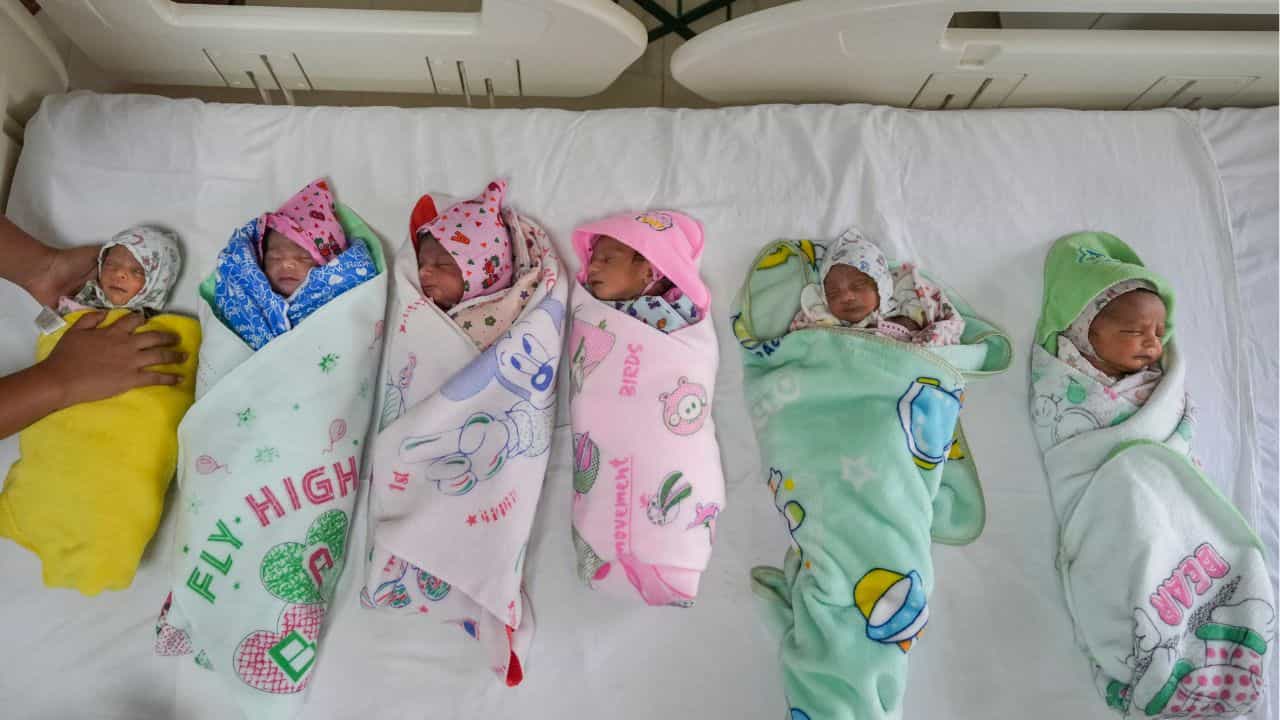 India's Fertility Rate: ১৯৫০ সালে ভারতীয় মহিলারা গড়ে ৬টা সন্তান প্রসব করতেন, তা কমে কমে কোথায় দাঁড়িয়েছে জানেন! India's Fertility Rate: ১৯৫০ সালে ভারতীয় মহিলারা গড়ে ৬টা সন্তান প্রসব করতেন, তা কমে কমে কোথায় দাঁড়িয়েছে জানেন!