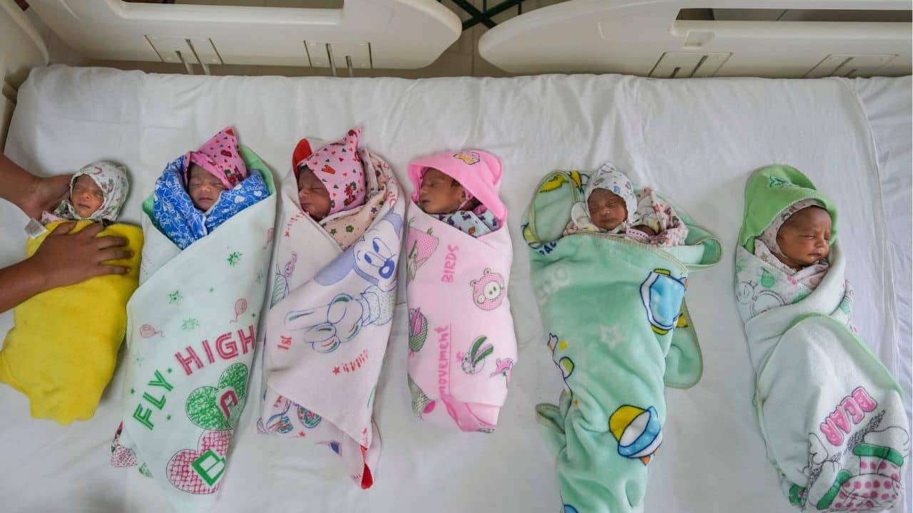 Indias Fertility Rate: ১৯৫০ সালে ভারতীয় মহিলারা গড়ে ৬টা সন্তান প্রসব করতেন, তা কমে কমে কোথায় দাঁড়িয়েছে জানেন!