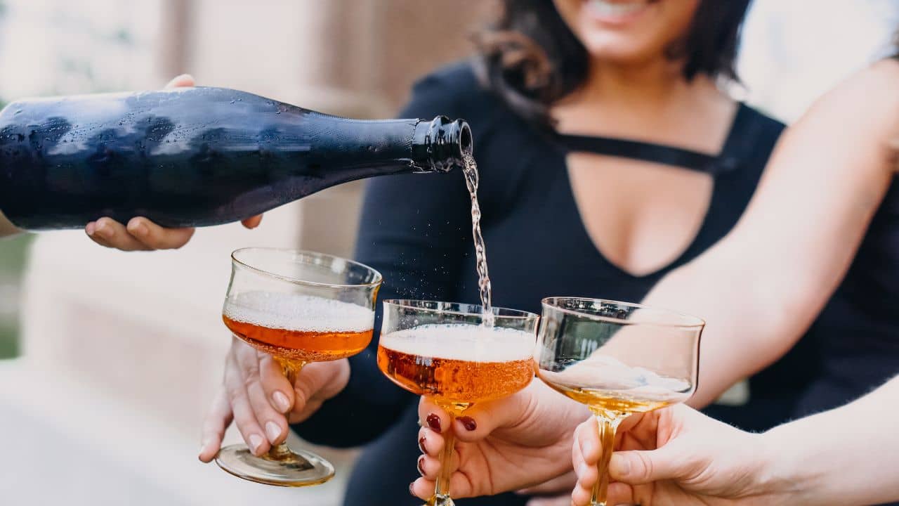 French wine: শয়ে শয়ে ফরাসি ওয়াইন খামার বিক্রি করে দিচ্ছেন চিনের বিনিয়োগকারীরা, কেন?