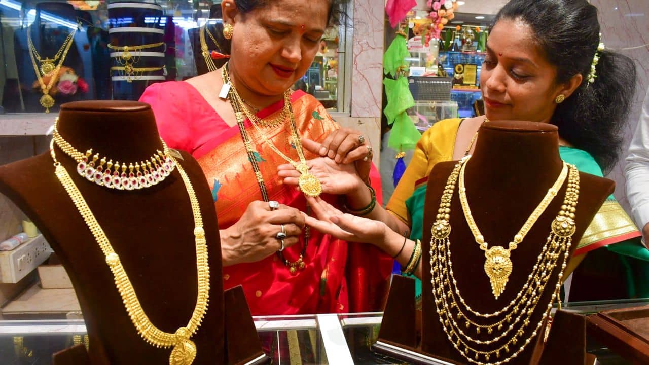 Gold Price Today: দুদিন বাদেই বিয়ে? শেষ মুহূর্তে সোনার কেনাকাটি করতে কত খরচ পড়বে, জেনে নিন