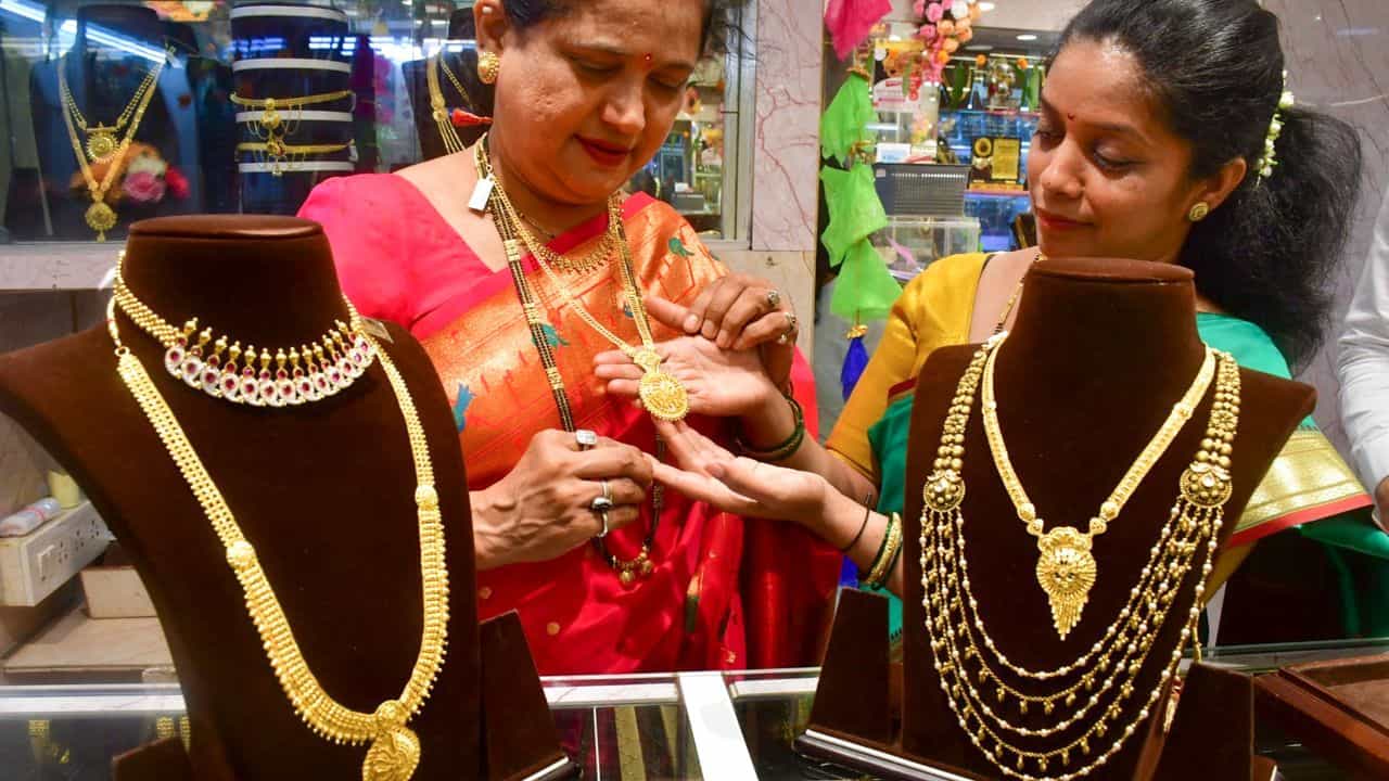 Gold Price Today: দু'দিন বাদেই বিয়ে? শেষ মুহূর্তে সোনার কেনাকাটি করতে কত খরচ পড়বে, জেনে নিন Gold Price Today: দু'দিন বাদেই বিয়ে? শেষ মুহূর্তে সোনার কেনাকাটি করতে কত খরচ পড়বে, জেনে নিন