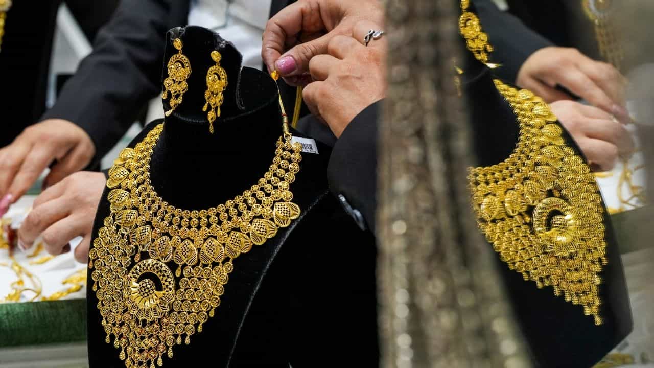 Gold Price Hike: কিনবেন কী, দাম দেখেই ছ্যাঁকা লাগবে! ২ দিনেই ৬ হাজার টাকা দাম বাড়ল সোনার, এখন দর কত? Gold Price Hike: কিনবেন কী, দাম দেখেই ছ্যাঁকা লাগবে! ২ দিনেই ৬ হাজার টাকা দাম বাড়ল সোনার, এখন দর কত?