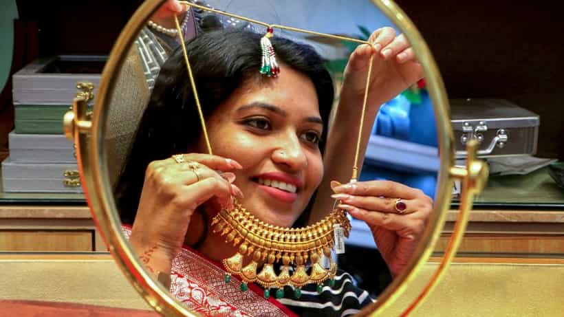 Gold Price Today: নভেম্বর মাস জুড়েই বিয়ে! বাজেটেই সোনার গহনা কিনবেন কীভাবে জানেন?