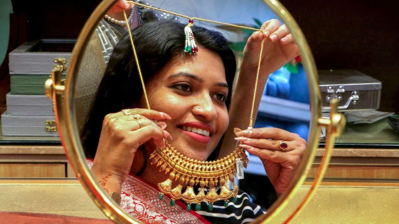 Gold Price Today: নভেম্বর মাস জুড়েই বিয়ে! বাজেটেই সোনার গহনা কিনবেন কীভাবে জানেন?