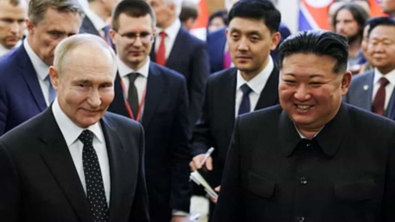 Russia-North Korea Relationship: স্যাটেলাইট কাল হল! ফাঁস হয়ে গেল পুতিন-কিম জনের সব গোপন কারচুপি Russia-North Korea Relationship: স্যাটেলাইট কাল হল! ফাঁস হয়ে গেল পুতিন-কিম জনের সব গোপন কারচুপি
