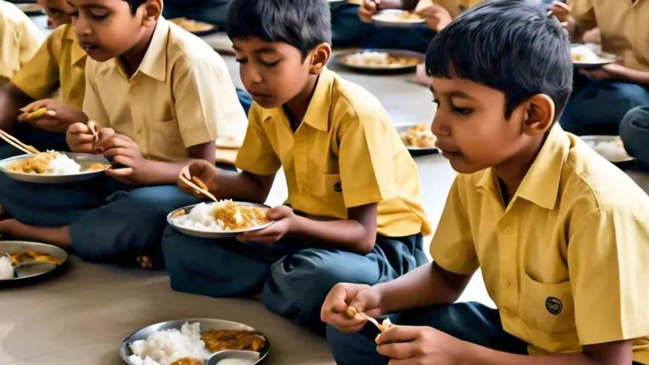 Mid-Day Meal: পাতে পেড়ে গরম গরম ভাত খাচ্ছিল পড়ুয়ারা, কিছুক্ষণেই যা হল, এলাকা জুড়ে শুধু কান্নার রোল... Mid-Day Meal: পাতে পেড়ে গরম গরম ভাত খাচ্ছিল পড়ুয়ারা, কিছুক্ষণেই যা হল, এলাকা জুড়ে শুধু কান্নার রোল...