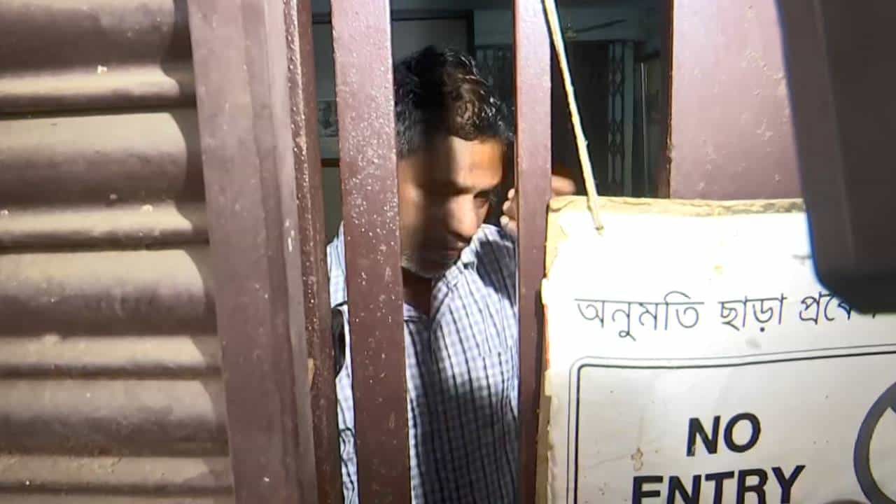 RG Kar Hospital: যত কাণ্ড আরজি করেই! মত্ত অবস্থায় তিন ডোমের মারামারি, বন্ধ হয়ে গেল মর্গ RG Kar Hospital: যত কাণ্ড আরজি করেই! মত্ত অবস্থায় তিন ডোমের মারামারি, বন্ধ হয়ে গেল মর্গ