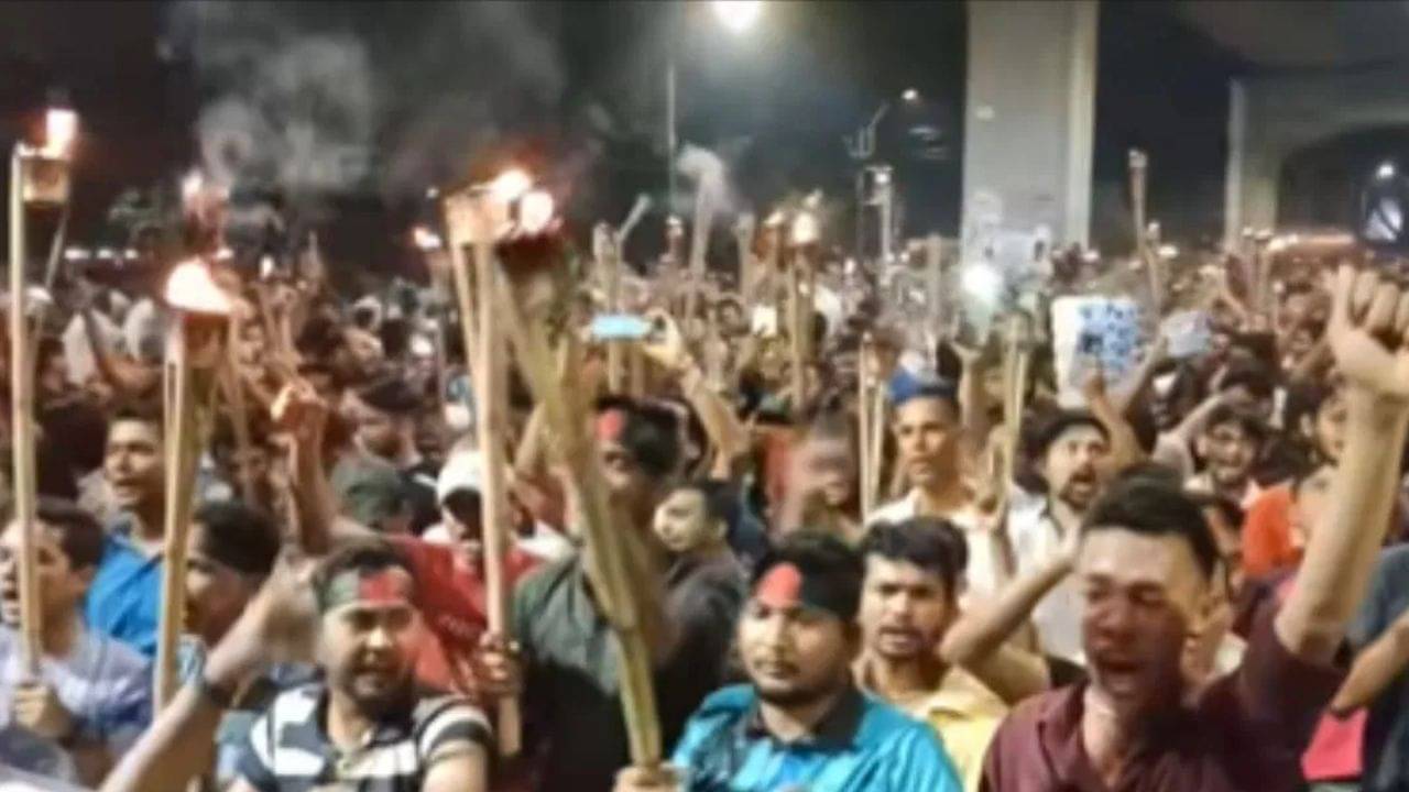 দেশটা কি তোর বাপের?, বাংলাদেশের রাস্তায় হিন্দুদের গর্জন, চাপে ইউনূস