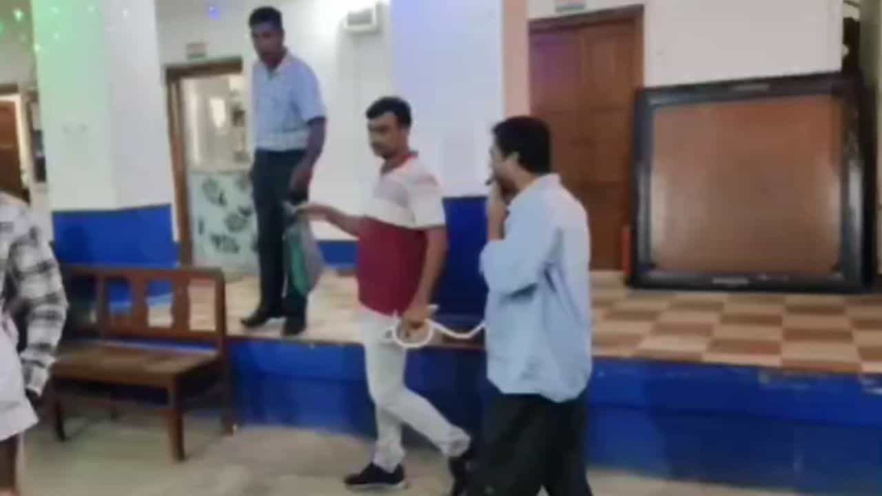 গোপন ডেরায় লুকিয়েও হল না লাভ, কোমরে দড়ি পরিয়ে কেন্দ্রীয় এজেন্সি তুলে নিয়ে গেল TMC নেতাকে গোপন ডেরায় লুকিয়েও হল না লাভ, কোমরে দড়ি পরিয়ে কেন্দ্রীয় এজেন্সি তুলে নিয়ে গেল TMC নেতাকে