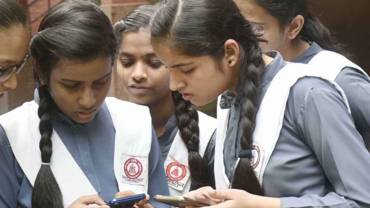 Tablet fund diversion fraud: কীভাবে ট্যাবের টাকা হাতানো হত? পুলিশি জিজ্ঞাসাবাদেই সামনে এল চাঞ্চল্যকর তথ্য Tablet fund diversion fraud: কীভাবে ট্যাবের টাকা হাতানো হত? পুলিশি জিজ্ঞাসাবাদেই সামনে এল চাঞ্চল্যকর তথ্য