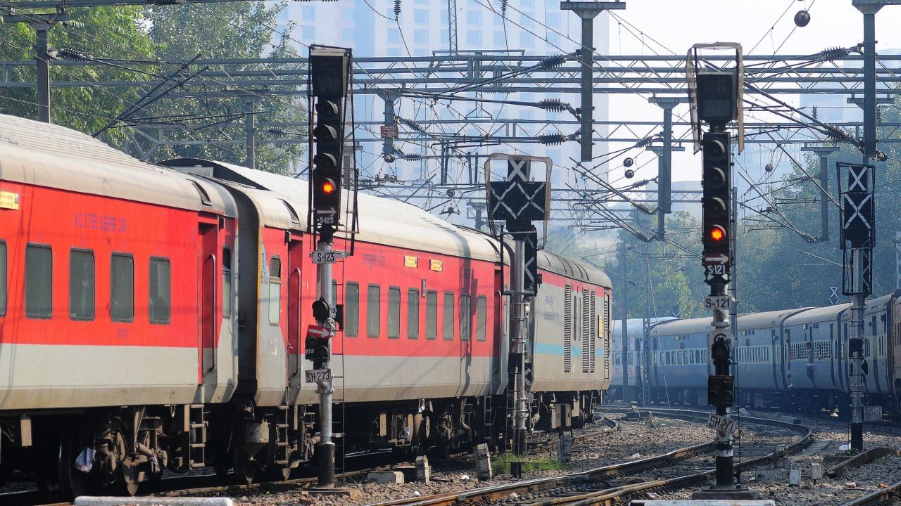 Railway: রেলের ইতিহাসে প্রথমবার, ট্রেনের মধ্যেই থাকবে রুম হিটার, বাথরুমে মিলবে গরম জল