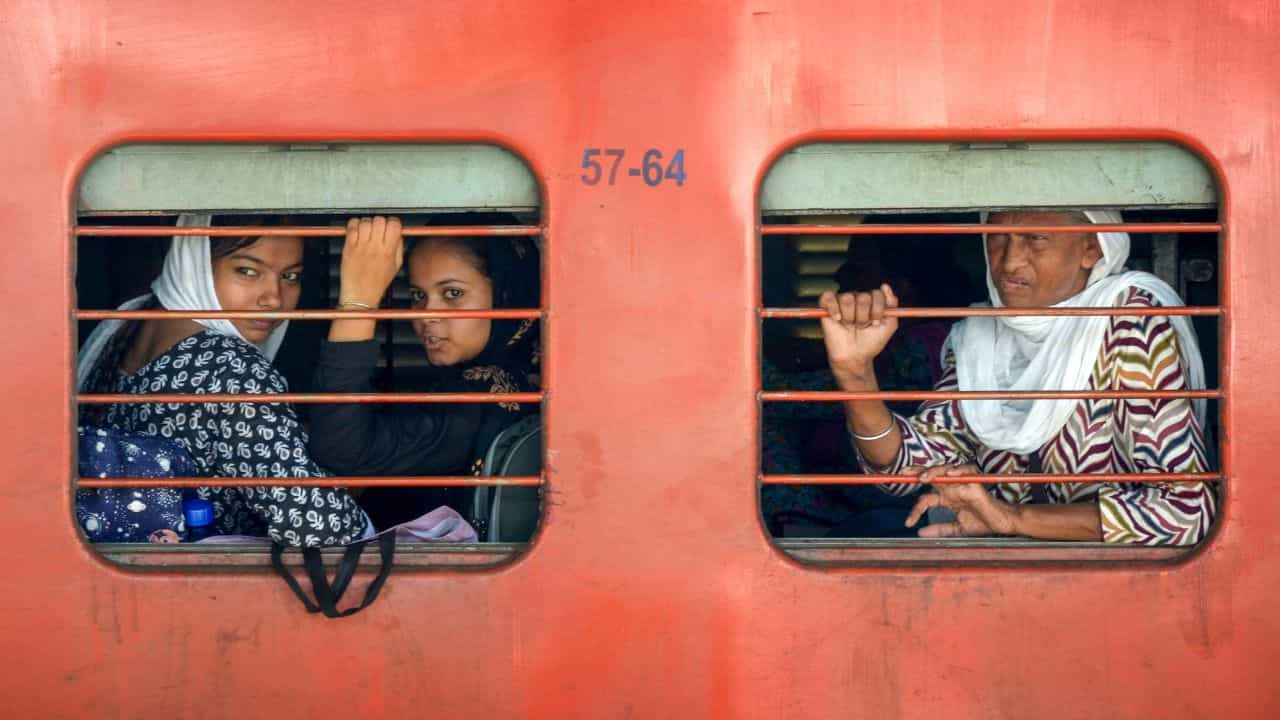 Train Ticket Transfer: আপনার কনফার্ম টিকিট নিয়ে কি অন্য কেউ ট্রেনে চাপতে পারেন? জানুন রেলের নিয়ম Train Ticket Transfer: আপনার কনফার্ম টিকিট নিয়ে কি অন্য কেউ ট্রেনে চাপতে পারেন? জানুন রেলের নিয়ম