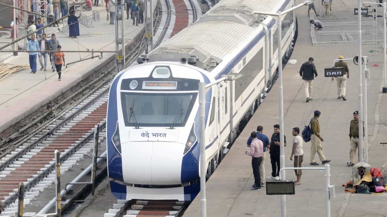 Railway: রেলের ইতিহাসে প্রথমবার, ট্রেনের মধ্যেই থাকবে রুম হিটার, বাথরুমে মিলবে গরম জল Railway: রেলের ইতিহাসে প্রথমবার, ট্রেনের মধ্যেই থাকবে রুম হিটার, বাথরুমে মিলবে গরম জল