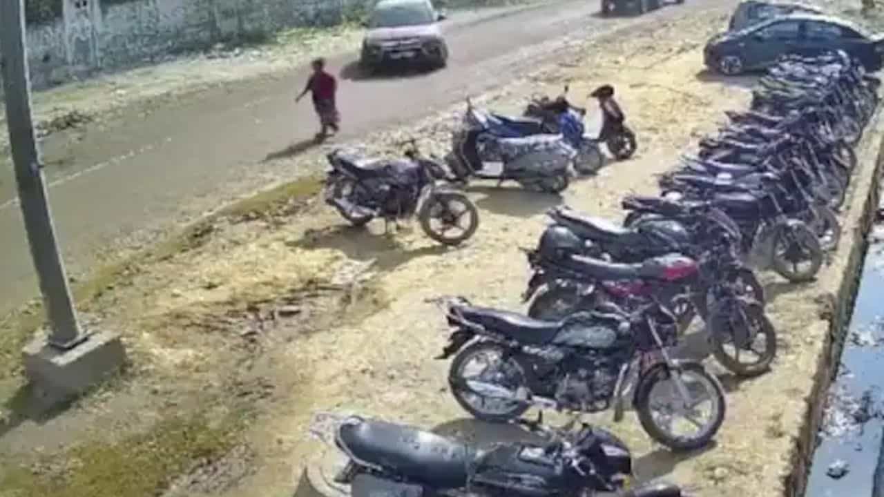Woman died in accident: চালকের আসনে কিশোর, দ্রুতগতিতে এসে মহিলাকে পিষে দিল গাড়ি Woman died in accident: চালকের আসনে কিশোর, দ্রুতগতিতে এসে মহিলাকে পিষে দিল গাড়ি