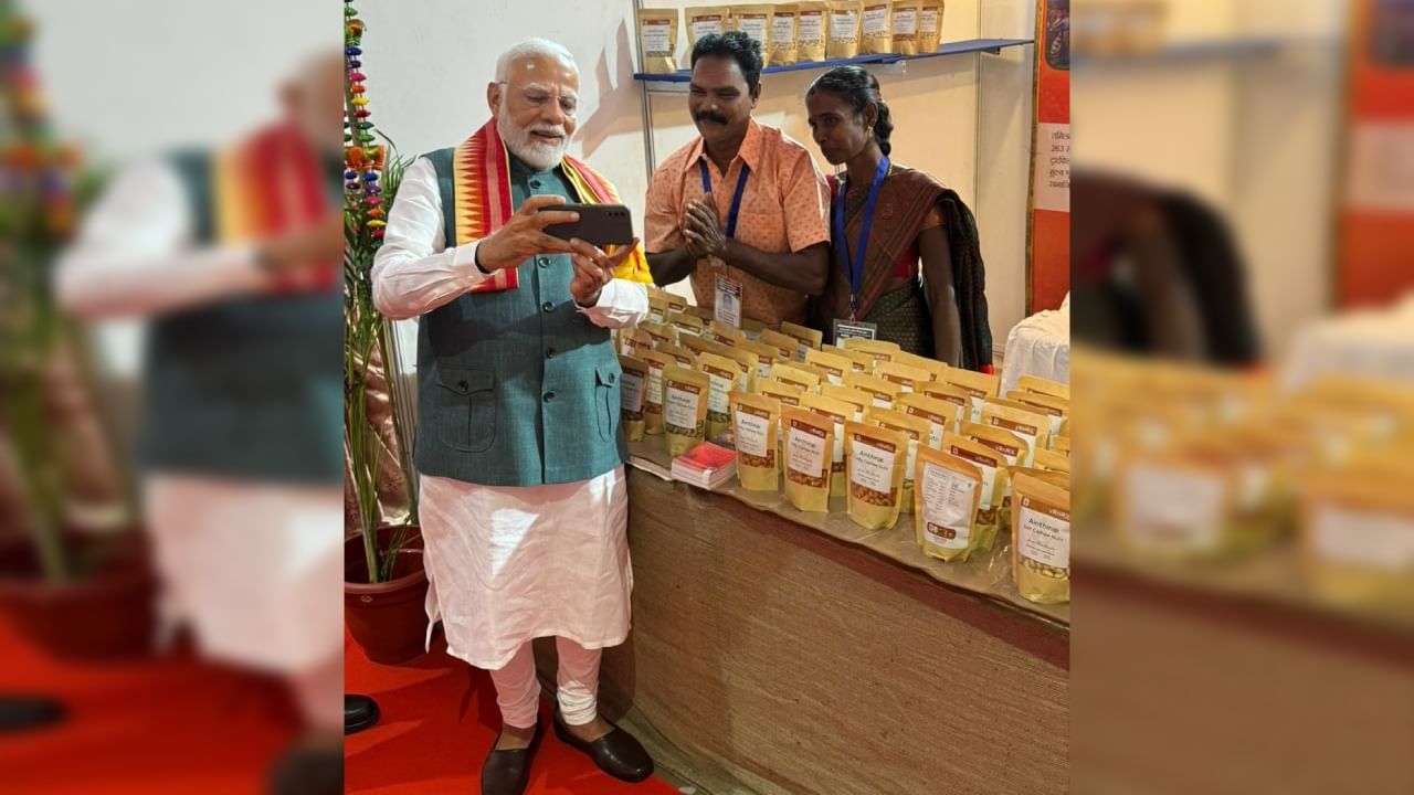 PM Modi selfie: তাঁদের সঙ্গে সেলফি তুললেন প্রধানমন্ত্রী, কারা এই উপজাতীয় দম্পতি?