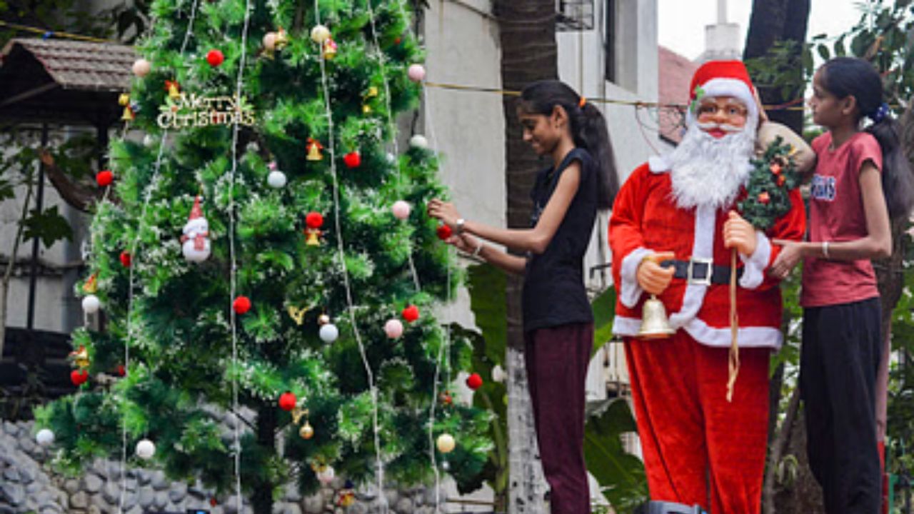 ক্রিসমাসের মরসুম। এমন এক উৎসব যা প্রায় গোটা বিশ্ব জুড়েই পালিত হয়। যার রেশ থেকে বাদ যায়নি বাংলাও। রাত জেগে পার্টি করা, পার্ক স্ট্রিটের আলো, সেন্ট পলসের প্রার্থনা এই নিয়েই বাঙালির ক্রিসমাস। মোটমাট বেশ আড়ম্বর আর জাঁকজমকের সঙ্গেই পালিত হয় ক্রিসমাস। 