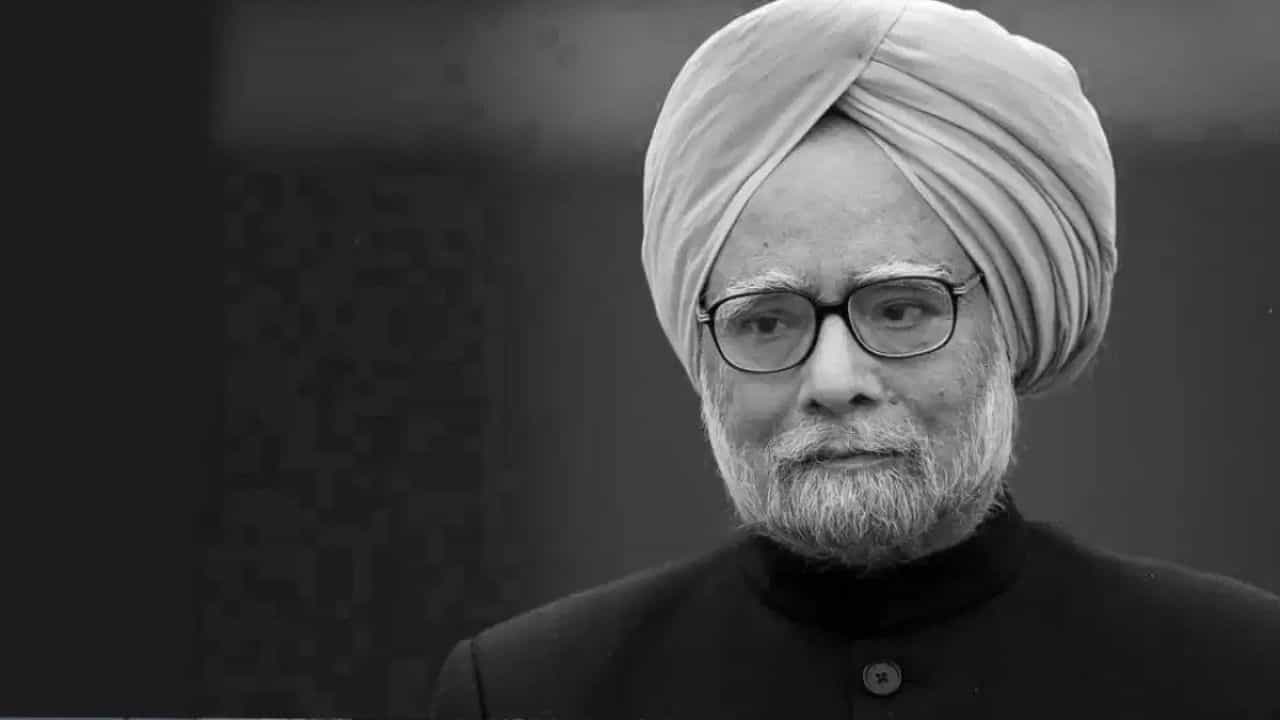 ৯২ বছর বয়সে শেষ নিঃশ্বাস ত্যাগ করেছেন ভারতের প্রাক্তন প্রধানমন্ত্রী মনমোহন সিংহ। দেশের প্রথম অহিন্দু প্রধানমন্ত্রী ছিলেন তিনিই। মাথায় নীল পাগড়ি শোভা পেত বেশিরভাগ সময়। আসলে নীল রং যে তাঁর ভীষণ প্রিয় ছিল। রাজনীতির কারবারিদের অনেকের মত, ইন্দিরা গান্ধীর মৃত্যুর পরে অবনতি হয়েছিল শিখেদের ভাবমূর্তি। তবে মনমোহন সিংহ প্রধানমন্ত্রী করে ফের পুরনো সম্পর্ক ঝালিয়ে নিতে চেয়েছিল কংগ্রেস।