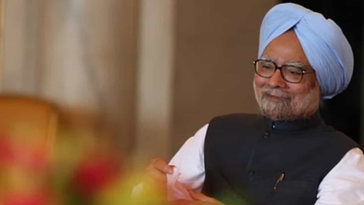 ভারতের অন্যতম সেরা প্রধানমন্ত্রী ছিলেন তিনিই। উদার অর্থনীতির ভাবনা তাঁরই মস্তিষ্ক প্রসূত। তিনি মনমোহন সিংহ। পঞ্জাব বিশ্ব বিদ্যালয় থেকে অর্থনীতি নিয়ে পড়াশোনা করেন মনমোহন সিংহ। এরপরে কেমব্রিজ বিশ্ব বিদ্যালয় এবং অক্সফোর্ড বিশ্ববিদ্যালয়ে পড়াশোনা করেন তিনি। কিন্তু প্রাক্তন প্রধানমন্ত্রীর পরিবারের বাকিরা কতটা শিক্ষিত জানেন?