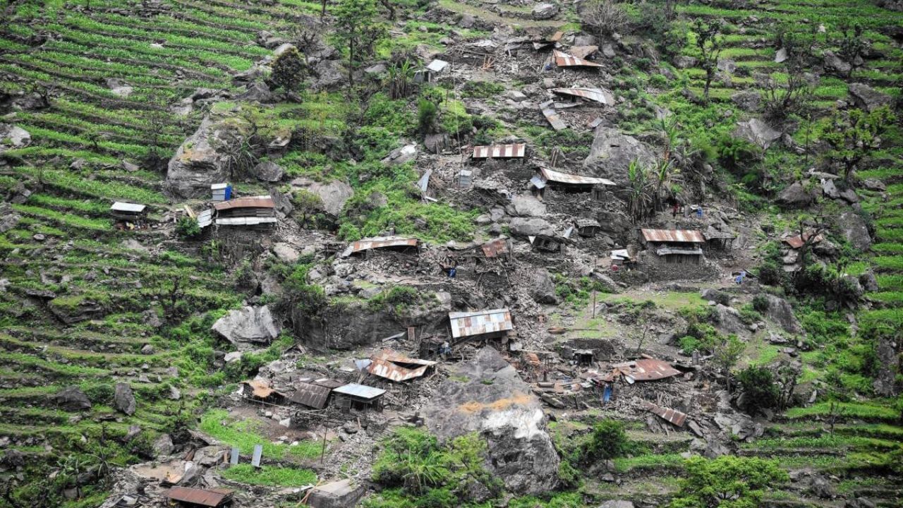 তৎকালীন চিনের শানসি প্রদেশে ঘটে এই মর্মান্তিক প্রাকৃতিক বিপর্যয়। অনুমান করা হয় তখন যদি রিখটার স্কেল থাকত, তা হলে ভূমিকম্পের মাত্রা হত ৮। চিনের ইতিহাসে এই রকম বিধ্বংসী ভূমিকম্প আর হয়েছে বলে জানা যায় না। মনে করা হয় ১৫৫৬ সালের ২৩ জানুয়ারি সকালে হয় এই ভূমিকম্প। 