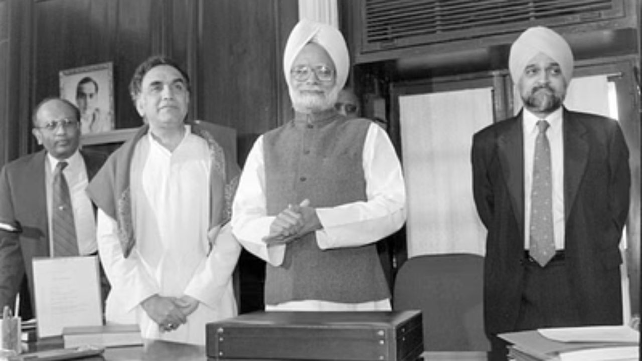 ১৯৩২ সালের ২৬ সেপ্টেম্বর পঞ্জাবি শিখ পরিবারে বর্তমান পাকিস্তানে জন্ম নেন তিনি। তাঁর বাবা পেশায় ব্যবসায়ী গুরমুখ সিংহ কোহলি এবং মা অমৃত কৌর। ১৯৫৮ সালে গুরশরণ কৌর সিংহকে বিয়ে করেন মনমোহন। পেশায় ইতিহাসের অধ্যাপক ছিলেন মনমোহন জায়া। লেখিকা হিসাবেও পরিচিত ছিল। 