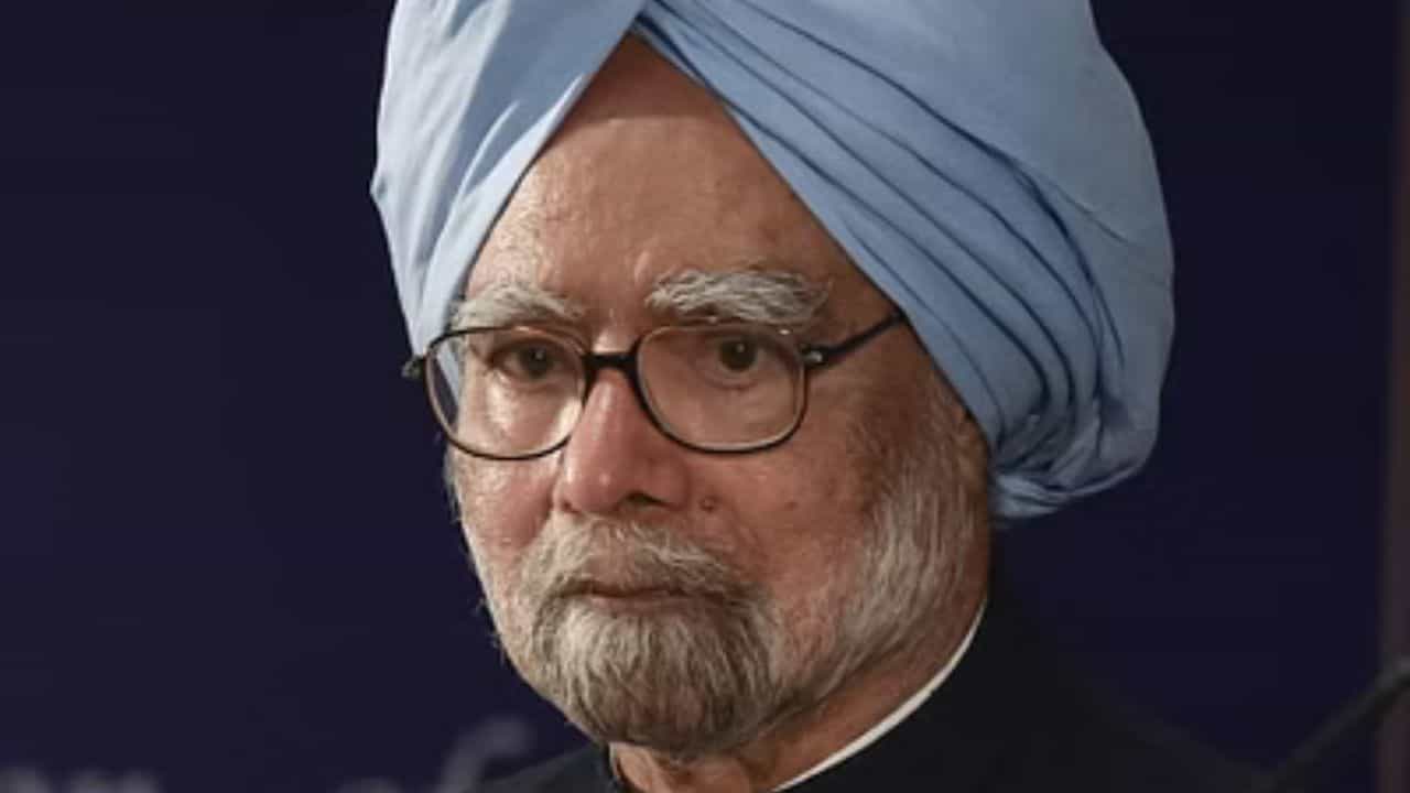 ৯২ বছর বয়সে প্রয়াত হয়েছেন মনমোহন সিংহ। ১৯৩২ সালে বর্তমানের পাকিস্তানে জন্ম গ্রহণ করেন ভারতের প্রাক্তন প্রধানমন্ত্রী। তাঁর সম্পর্কে বিশিষ্ট্য ব্যাক্তিরা অনেক কথাই বলছেন। তবে একটি সাক্ষাৎকারে মনমোহন সম্পর্কে এক বিশেষ অজানা তথ্য ফাঁস করেন কংগ্রেস নেতা রাজীব শুক্লা।