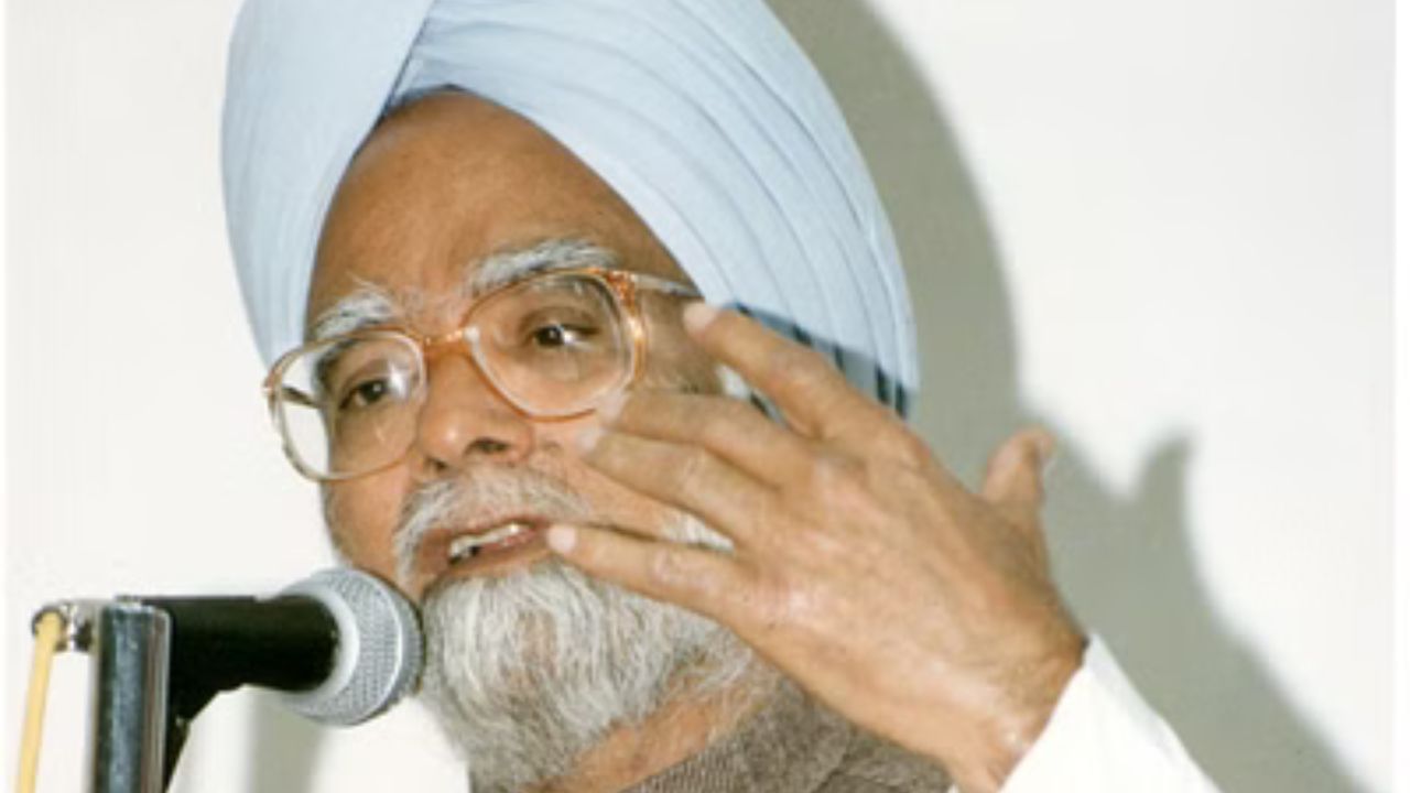 রিজার্ভ ব্যাঙ্কের গভর্নর এবং প্ল্যানিং কমিশনের ভাইস-চেয়ারম্যানের মতো গুরুত্বপূর্ণ পদ সহ সরকারে বেশ কয়েকটি গুরুত্বপূর্ণ প্রশাসনিক পদে অধিষ্ঠিত ছিলেন। ১৯৮৭ সালে মনমোহন সিংহকে 'পদ্মবিভূষণ' পুরস্কার দিয়ে সম্মানিত করা হয়। 