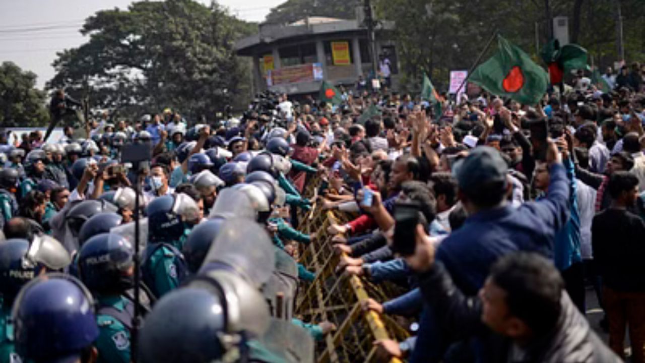 প্রশ্ন হল কোথা থেকে এত জোর পাচ্ছে বাংলাদেশের নেতারা। ওয়াকিবহাল মহলের এক অংশের অবশ্য দাবি এর পিছনে অন্য রাজনৈতিক সমীকরণ রয়েছে। শেখ হাসিনা দেশ ছেড়ে ভারতে আশ্রয় নেওয়ার পর থেকেই ভারত বিদ্বেষ বেড়েছে পদ্মাপাড়ে। আর এখন বিবিধ রাজনৈতিক দলগুলি সেই বিদ্বেষকে কাজে লাগিয়েই বাংলাদেশের লাগাম হাতে পেতে চাইছে। মনে মনে তাঁরা নিজেরাও জানেন বাস্তবে কিছুই করার মুরোদ তাঁদের নেই।   