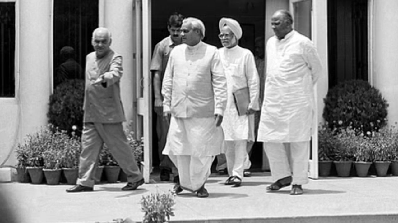 ২০০৪ সালে, ডঃ মনমোহন সিংহ ভারতের ১৩ তম প্রধানমন্ত্রী হিসাবে দ্বায়ভার গ্রহণ করেন। তিনি ছিলেন দেশের প্রথম শিখ প্রধানমন্ত্রী। তাঁর নেতৃত্বে ভারত অর্থনৈতিকভাবে বিকশিত হয়, আন্তর্জাতিক মঞ্চে ভাবমূর্তি মজবুত হয়ে ওঠে। তাঁর অবদানের জন্য ১৯৯৩ এবং ১৯৯৪ সালে 'বর্ষের অর্থমন্ত্রী' উপাধিতে ভূষিত হন মনমোহন।  বৃহস্পতিবার ৯২ বছর বয়সে তাঁর দেহাবসান ঘটে। 