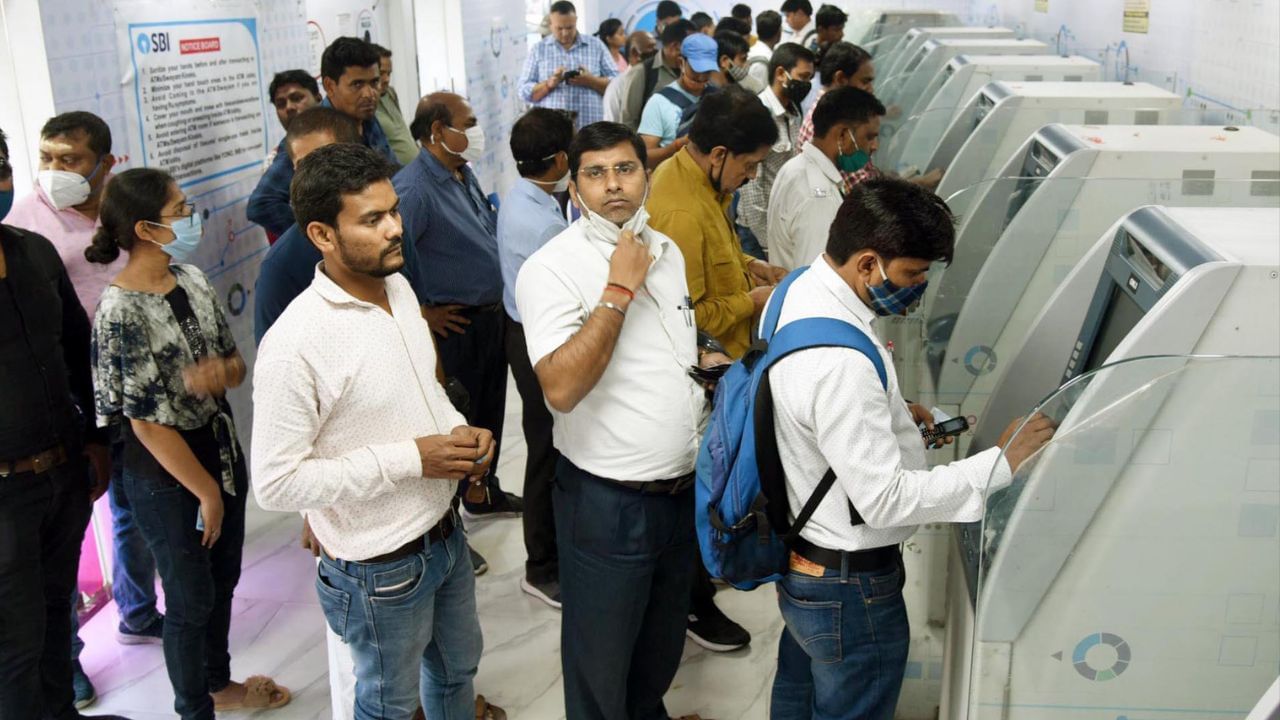 ডেবিট কার্ড দিয়েই কি ATM থেকে তোলা যাবে EPFO-র টাকা? ডেবিট কার্ড দিয়েই কি ATM থেকে তোলা যাবে EPFO-র টাকা?