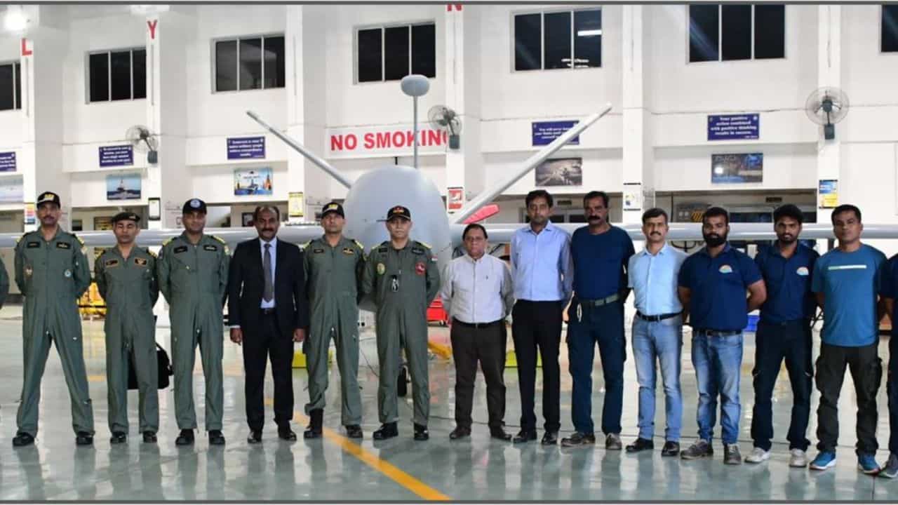 Adani Defence: আদানি ডিফেন্সের হাত ধরে নজরদারি ক্ষমতা বাড়ল নৌসেনার Adani Defence: আদানি ডিফেন্সের হাত ধরে নজরদারি ক্ষমতা বাড়ল নৌসেনার