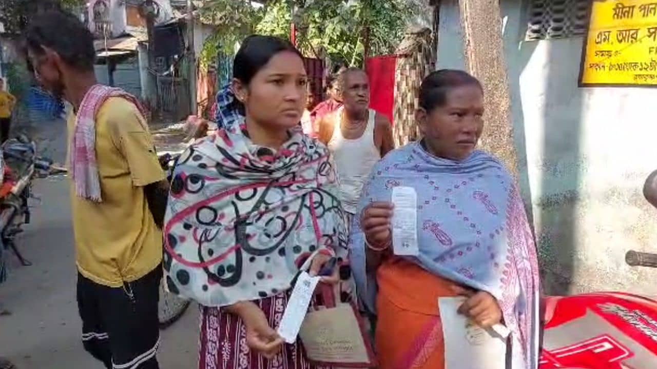 Alipurduar: স্লিপ নিয়েও দিচ্ছে না রেশন, তুমুল বিক্ষোভ আলিপুরদুয়ারে