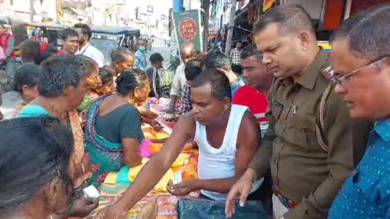 Alipurduar: ৯০ জন দুঃস্থকে সাহায্য করে রেকর্ড গড়লেন ঝালমুড়ি বিক্রেতা Alipurduar: ৯০ জন দুঃস্থকে সাহায্য করে রেকর্ড গড়লেন ঝালমুড়ি বিক্রেতা