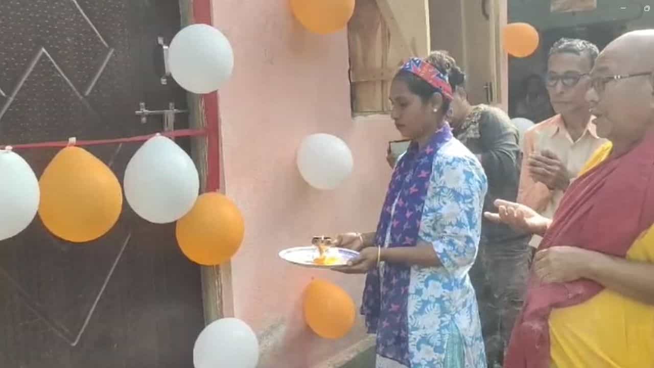 Alipurduar: বিধায়কের বেতনের টাকায় বাড়ি বানিয়ে গৃহপ্রবেশ বিকাশের Alipurduar: বিধায়কের বেতনের টাকায় বাড়ি বানিয়ে গৃহপ্রবেশ বিকাশের