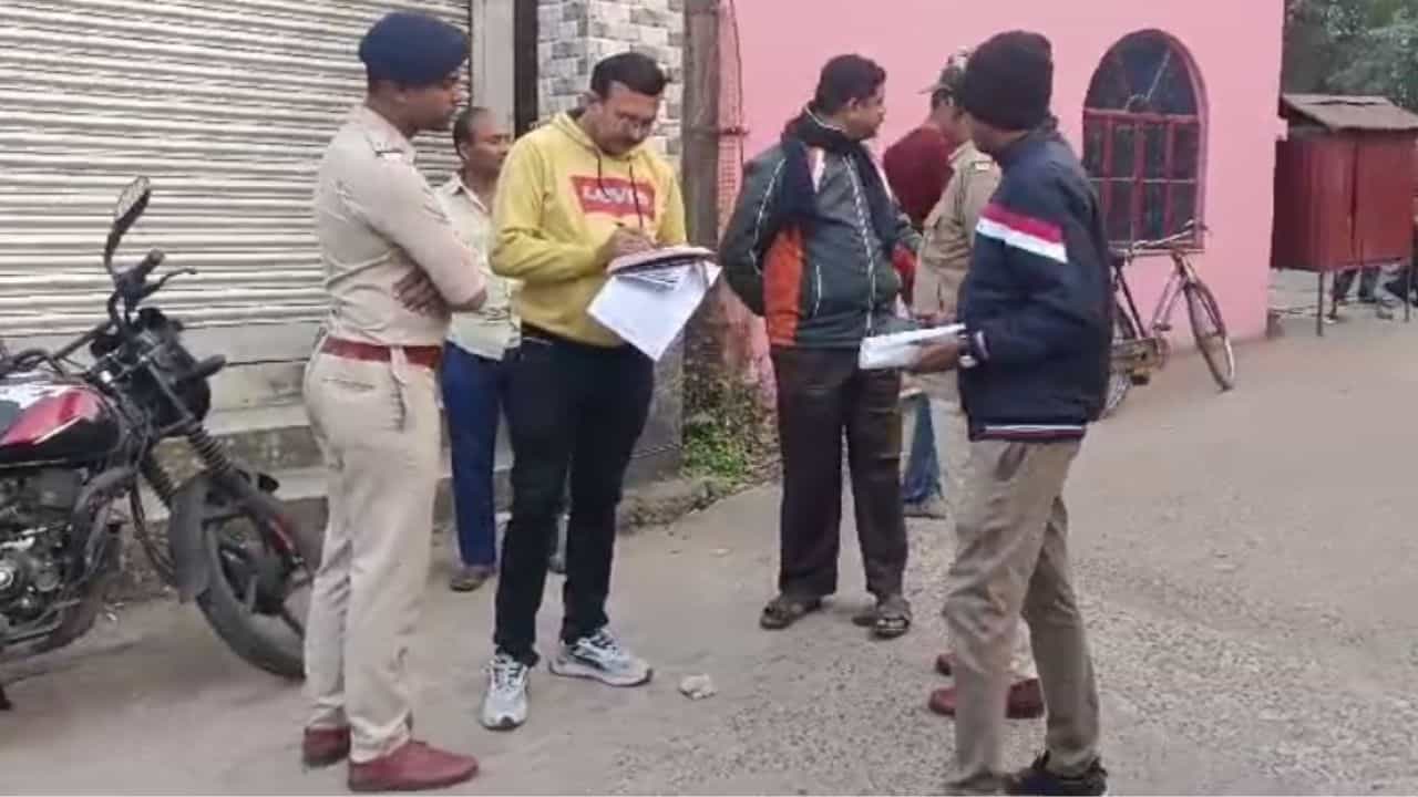 Howrah: বাইকটা যেই একটু আস্তে করেছেন অমনি..., শহরের রাস্তায় শিউরে ওঠার মতো ঘটনা Howrah: বাইকটা যেই একটু আস্তে করেছেন অমনি..., শহরের রাস্তায় শিউরে ওঠার মতো ঘটনা