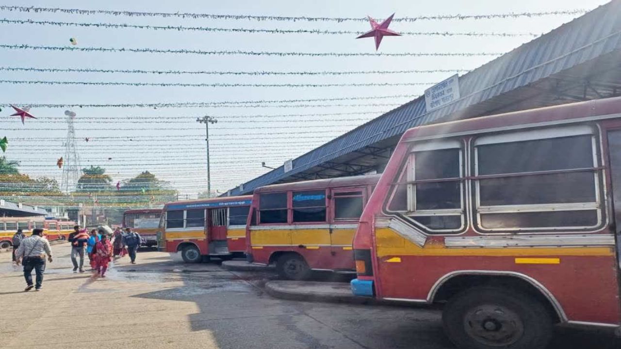 Asansol: যাত্রীবাহী দূরপাল্লার বাসে এমভিআইয়ের অত্যাচারের অভিযোগ, বিক্ষোভ