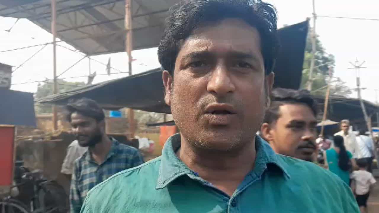 Asansol: 'ওই নেতা বলে তো সবার সামনে আমার গায়ে হাত দিয়ে...', ব্যবসায়ীর সঙ্গেই এ কী করলেন তৃণমূল নেতা! Asansol: 'ওই নেতা বলে তো সবার সামনে আমার গায়ে হাত দিয়ে...', ব্যবসায়ীর সঙ্গেই এ কী করলেন তৃণমূল নেতা!