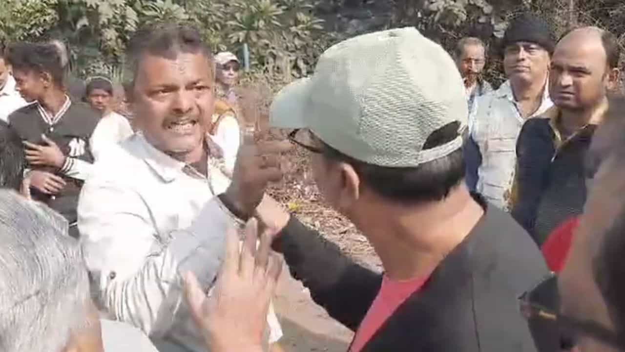 Asasnol: জঞ্জাল ফেলা নিয়েও গন্ডগোল, মারধর অবধি পৌঁছে গেল কংগ্রেস-তৃণমূলের ঝামেলা Asasnol: জঞ্জাল ফেলা নিয়েও গন্ডগোল, মারধর অবধি পৌঁছে গেল কংগ্রেস-তৃণমূলের ঝামেলা