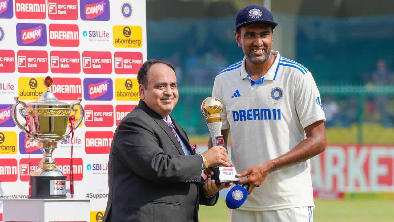 দেশের জার্সিতে ১০৬টি টেস্ট ম্যাচ খেলা রবিচন্দ্রন অশ্বিন দীর্ঘ ১৪ বছরের ক্রিকেট কেরিয়ারে ইতি টেনেছেন। গাব্বা টেস্ট শেষ হওয়ার পর তিনি আন্তর্জাতিক ক্রিকেটকে বিদায় জানিয়েছেন। (ছবি-পিটিআই)