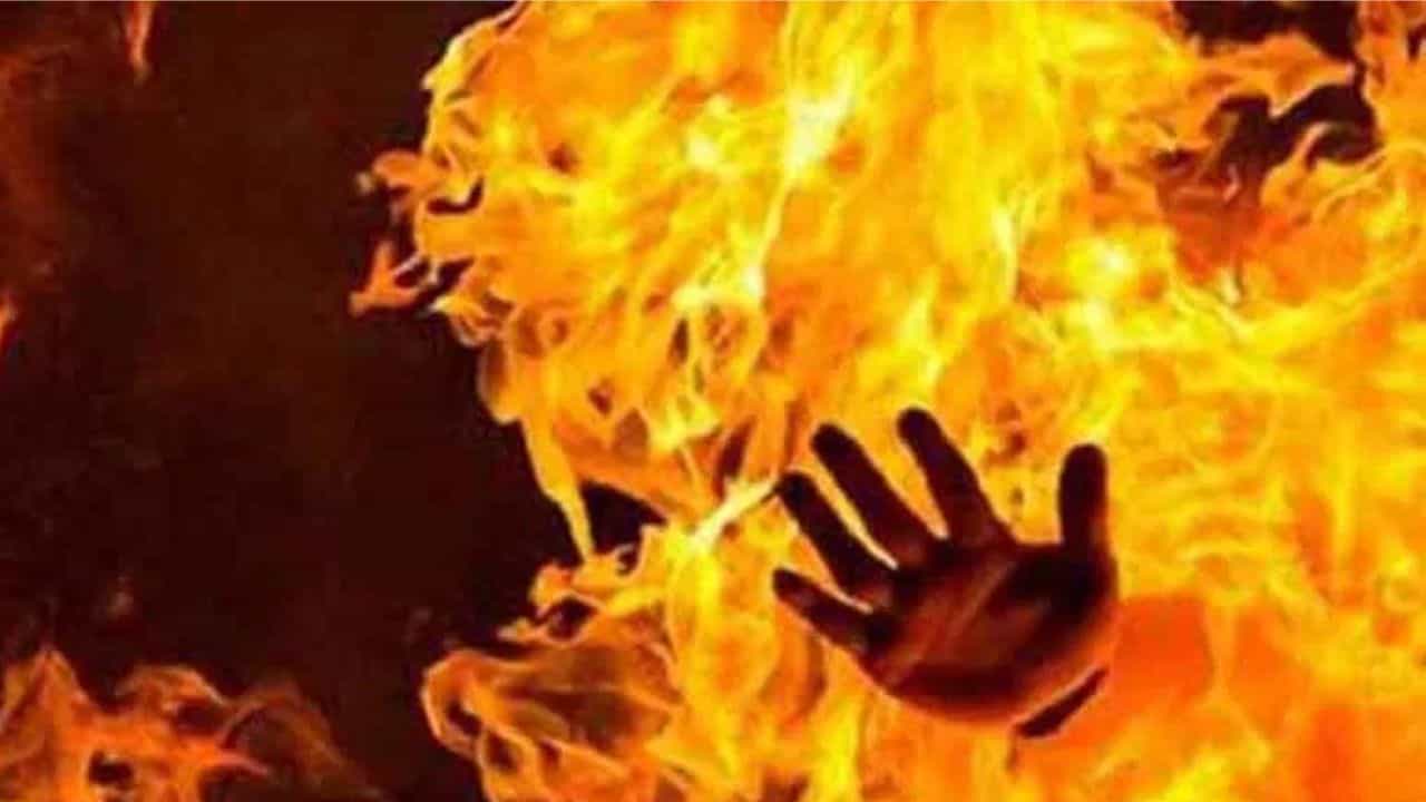 Bangladesh: আওয়ামী লীগ নেতার মা-কাকিমাকে বাড়িতে জ্যান্ত পুড়িয়ে মারল দুষ্কৃতীরা Bangladesh: আওয়ামী লীগ নেতার মা-কাকিমাকে বাড়িতে জ্যান্ত পুড়িয়ে মারল দুষ্কৃতীরা