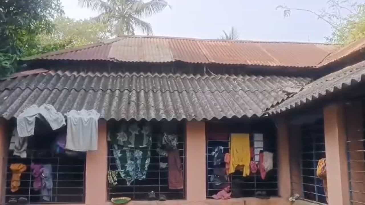Awas: আবাসের বাড়ি না পেয়ে মুখ্যমন্ত্রীকে ফোন, তারপর যা হল... Awas: আবাসের বাড়ি না পেয়ে মুখ্যমন্ত্রীকে ফোন, তারপর যা হল...