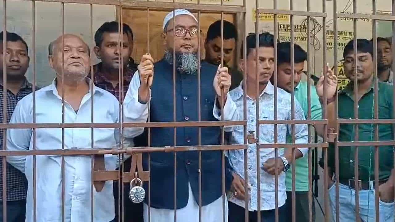 Awas Yojana: আবাসের তালিকায় নাম নেই, ক্ষোভে জয়েন্ট বিডিও-সহ প্রধানকে আটকে তালা দিল উত্তেজিত জনতা Awas Yojana: আবাসের তালিকায় নাম নেই, ক্ষোভে জয়েন্ট বিডিও-সহ প্রধানকে আটকে তালা দিল উত্তেজিত জনতা