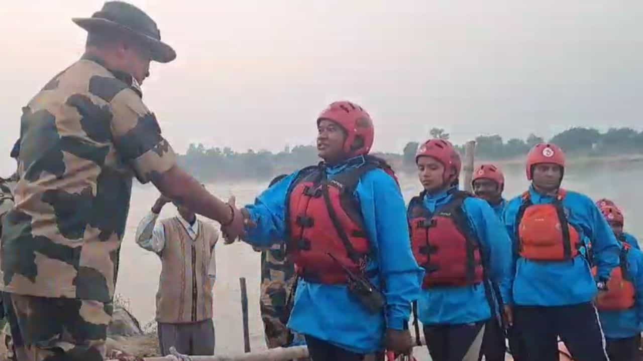 BSF: তৈরি মহিলা BSF-এর টিম, জলপথে হাজির হলেন বাংলায়, কেন এলেন হঠাৎ? BSF: তৈরি মহিলা BSF-এর টিম, জলপথে হাজির হলেন বাংলায়, কেন এলেন হঠাৎ?