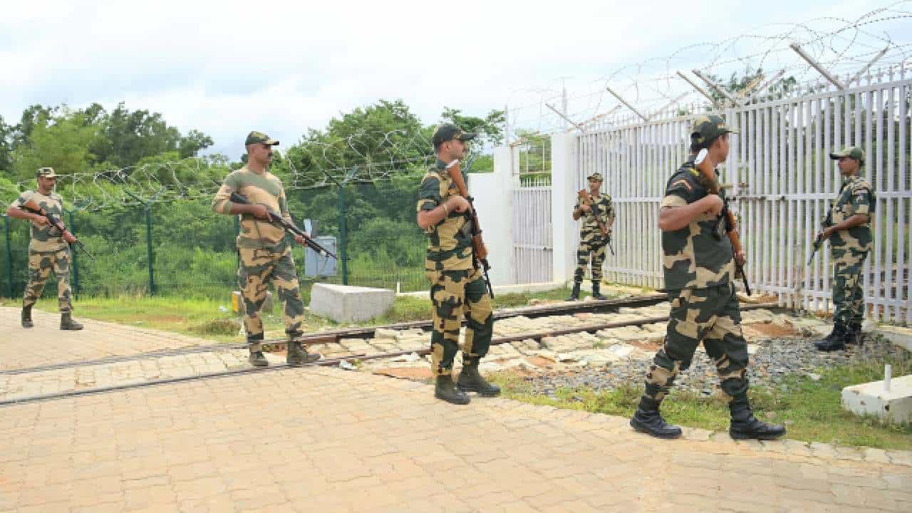 BSF in Tension: চিন্তা বাড়াচ্ছে কুয়াশা, অনুপ্রবেশ আশঙ্কায় নতুন পদক্ষেপের পথে BSF BSF in Tension: চিন্তা বাড়াচ্ছে কুয়াশা, অনুপ্রবেশ আশঙ্কায় নতুন পদক্ষেপের পথে BSF
