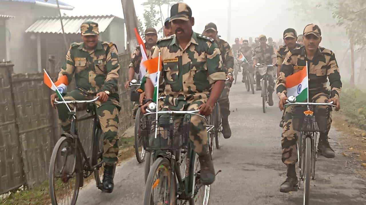 Bangladesh Border: শীতকালেও ‘গরম’ বাড়ছে বাংলাদেশ সীমান্তে, ‘ঠান্ডা’ করতে নতুন ‘স্ট্র্য়াটেজি’ বিএসএফের Bangladesh Border: শীতকালেও ‘গরম’ বাড়ছে বাংলাদেশ সীমান্তে, ‘ঠান্ডা’ করতে নতুন ‘স্ট্র্য়াটেজি’ বিএসএফের