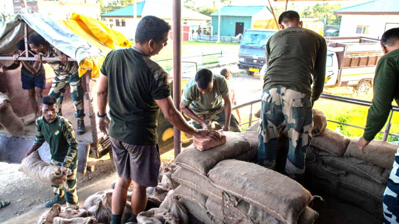 BSF on Border: মণিপুর থেকে ফিরছে ২৪ কোম্পানি BSF, কী হচ্ছে বাংলার সীমান্তে? কেন এত তৎপরতা? BSF on Border: মণিপুর থেকে ফিরছে ২৪ কোম্পানি BSF, কী হচ্ছে বাংলার সীমান্তে? কেন এত তৎপরতা?