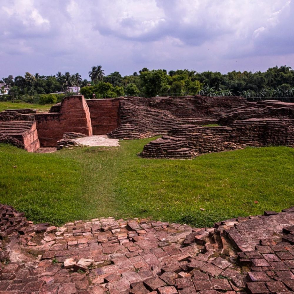 বল্লাল ঢিপি - নদিয়ার অন্যতম প্রধান শহর নবদ্বীপে মায়াপুরের প্রত্যন্ত গ্রাম বল্লালদিঘি। আর সেখানেই রয়েছে বল্লাল ঢিপি। এটি প্রায় চারশো ফুট প্রশস্থ। উচ্চতায় ২৫ থেকে ৩০ ফুট। সেন বংশের রাজা বল্লাল সেনের নামানুসারে এই ঢিপিটি তৈরি হয়েছিল। মায়াপুর গেলে দর্শনার্থীরা এখানে ঢুঁ মারেন। 
