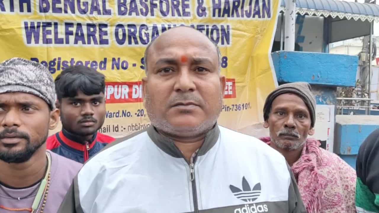 Balurghat: বেতন হয়নি, বিক্ষোভ পুরসভায় Balurghat: বেতন হয়নি, বিক্ষোভ পুরসভায়